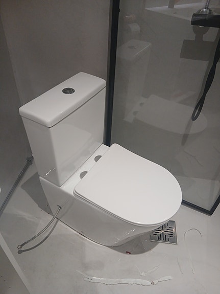 Valkoinen wc-istuin säiliöllä