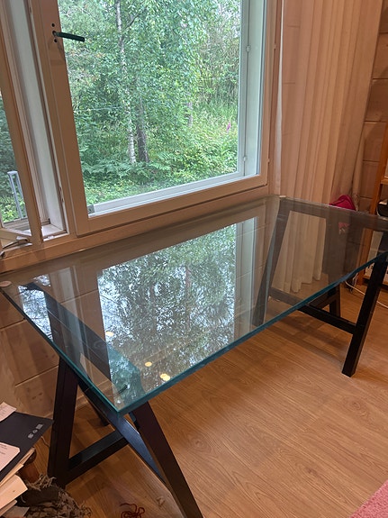 Lasinen työpöytä / ruokapöytä mustilla jaloilla