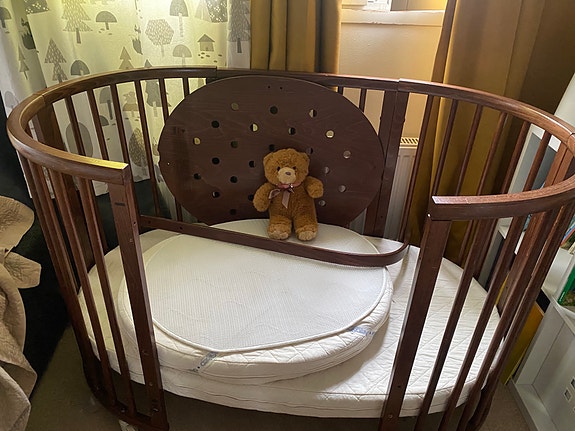 Stokke setti pinnasänky + Stokke hoitopöytä +muuta