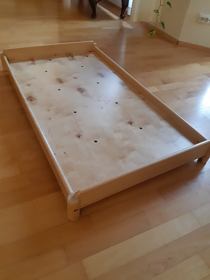 Kaunis, matala lastensänky/sängynaluslaatikko (kerrossängyn alle)