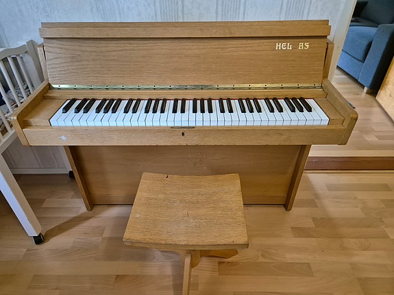 Hellas piano jakkaralla