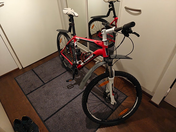 Trek 4700 maastopyörä + Trelok lukko + kahdet renkaat + huollettu ja putsattu