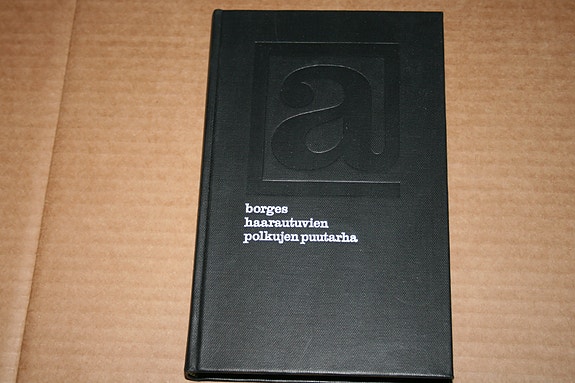 Jorge Luis Borges: Haarautuvien polkujen puutarha, esseitä, juttuja..