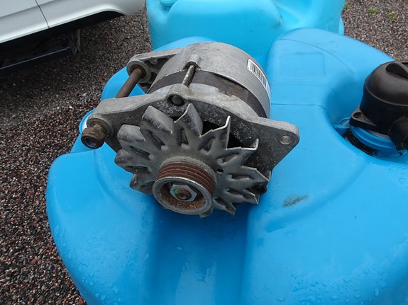 Laturi  12 V  70 AH