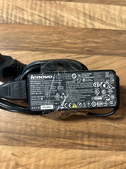 Lenovo kannettavan laturi / virtalähde
