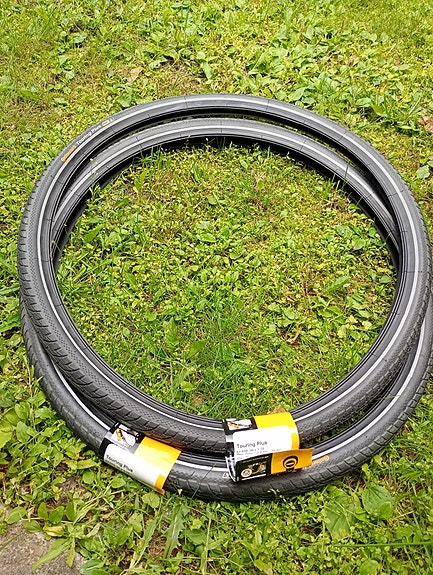 Uudet Continental pyörän ulkorenkaat x2