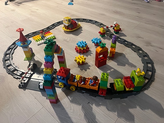 LEGO DUPLO junarata ja rakennuspalikat