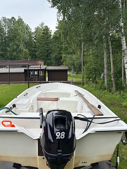 Tohatsu 9.8 hv perämoottori ja valkoinen avovene