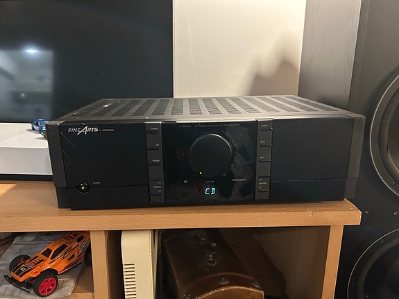 Grundig Fine Arts vahvistin mustay