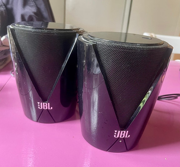 JBL mustat langalliset kaiuttimet