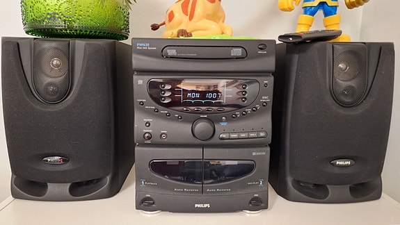 Philips stereosarja CD-soittimella ja kasettidekilla