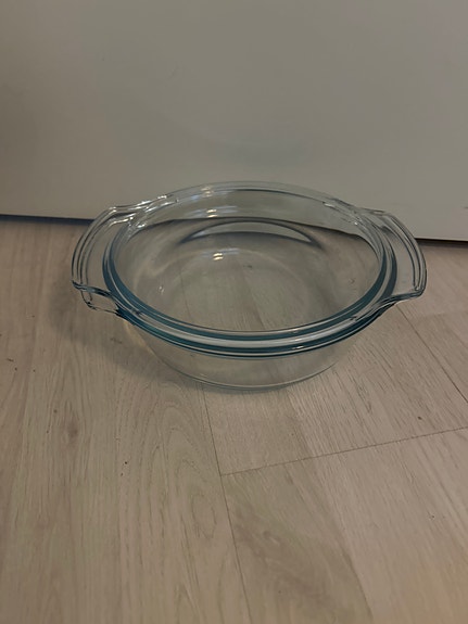 Lasinen uunivuoka kannella