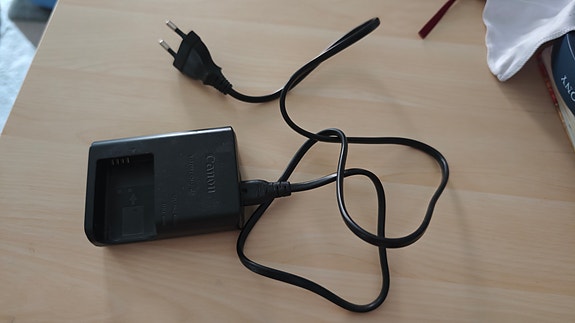 Canon LC-E12E laturi (LP-E12 akuille)