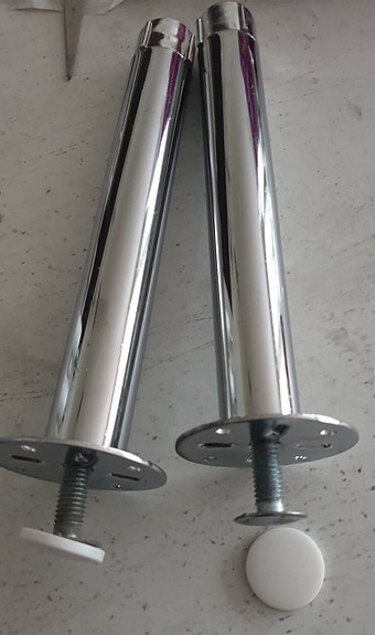 Kromatut metallijalat kalusteeseen