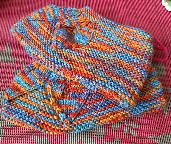 Neulotut tossut, noin kokoa 36-38 Kuusankoski ,6€