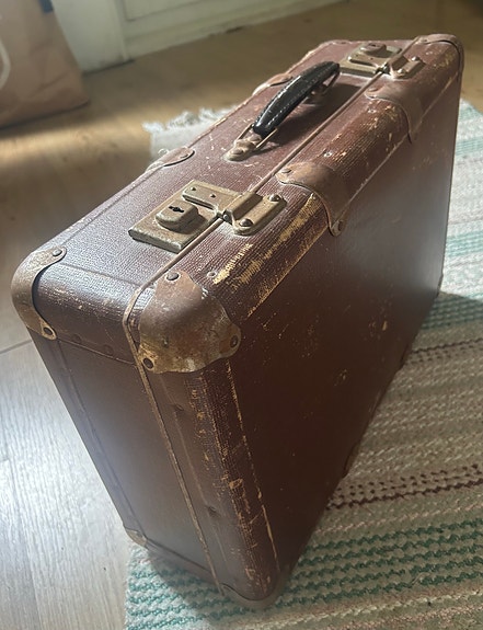 Vintage matkalaukku / vanha ruskea matka-arkku sisustukseen