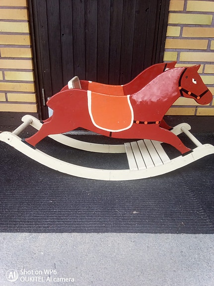 Vanha keinuhevonen