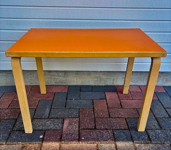 Artek Alvar Aalto 82A oranssi ruokapöytä