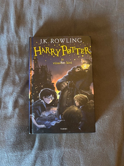 Harry Potter ja viisasten kivi kovakantinen kirja suomeksi
