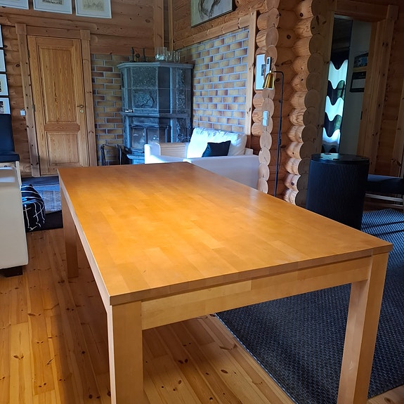 Tukeva puupöytä