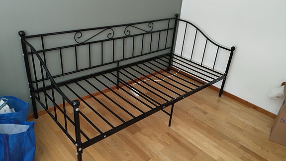 Metallirunkoinen sänky