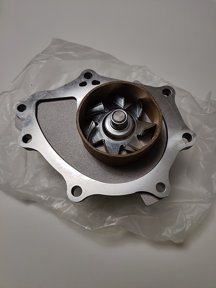 Toyota Avensis. Vesipumppu Kavo Parts 15€.