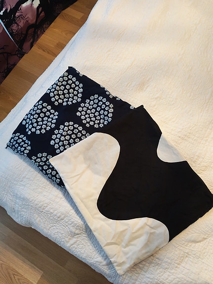 Marimekko kankaasta tyynyliinat.
