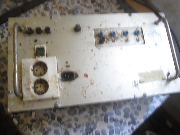Radioamatööri radion virtalaite ja antenni johtoineen