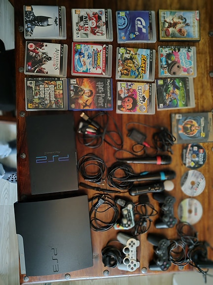 Sony PlayStation 3 ja 2 + paljon pelejä ja muita oheislaitteita