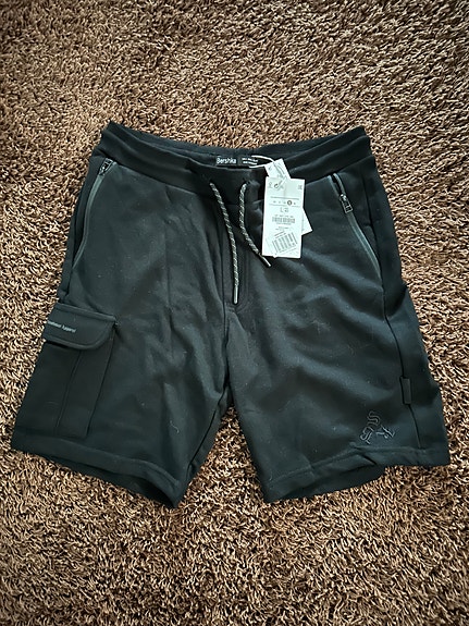 Bershka miesten shortsit L musta