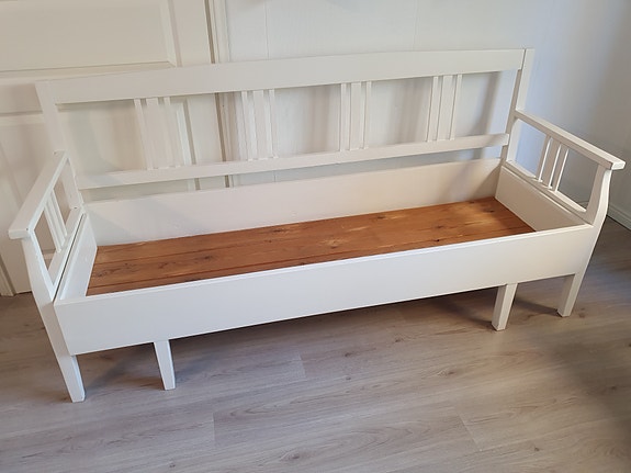 Vanha levitettävä puusohva