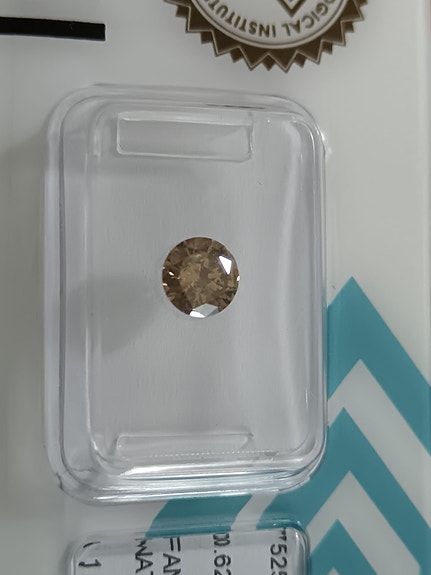 Kaunis aito timantti 0.62ct todella nätillä värillä