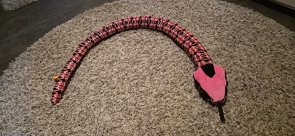 Pinkki käärme pehmolelu