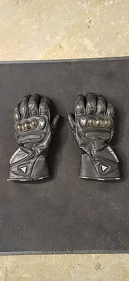 Dainese nahkaiset ajohanskat musta
