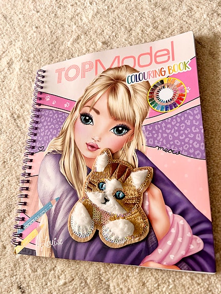 Top Model värityskirja tarroilla