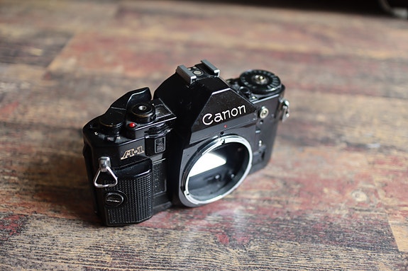 Canon A-1 filmijärjestelmäkamera runko musta
