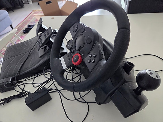 Logitech Driving Force GT rattiohjain ja polkimet (PC/PS3)