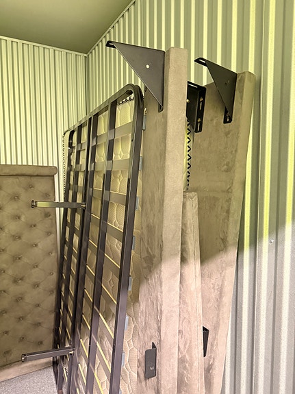 SAA TARJOTA harmaa samettinen sängynrunko 160x200