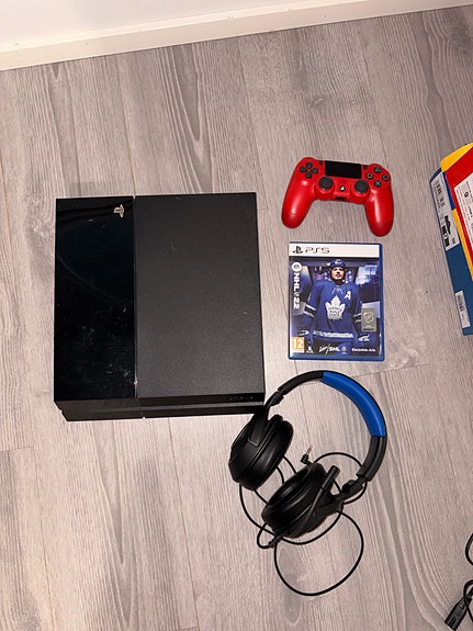 PlayStation 4 pelikonsoli + ohjain + kuulokkeet