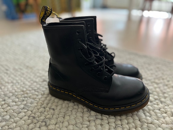 Myydään Dr. Martens -kengät.