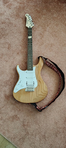 Yamaha Pacifica 112J L - vasenkätisten kitara