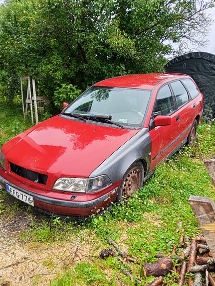 Volvo V40 1,8 bensa manuaali,farmari varaosiksi