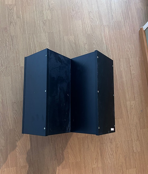 IKEA Kallax -sarjan mustanruskea pulloteline.