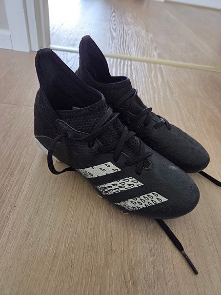 Adidas Predator jalkapallokengät