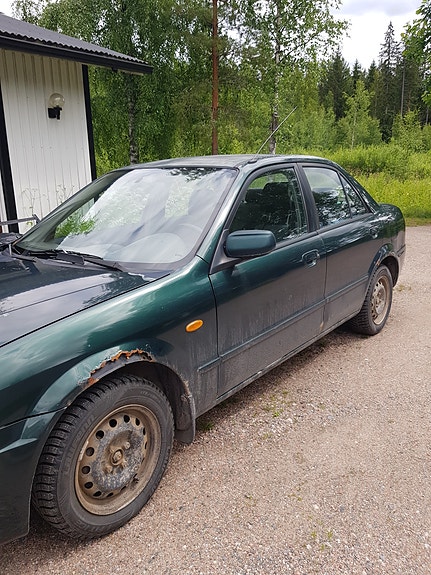 Korjattavaksi tai varaosiksi Mazda 323