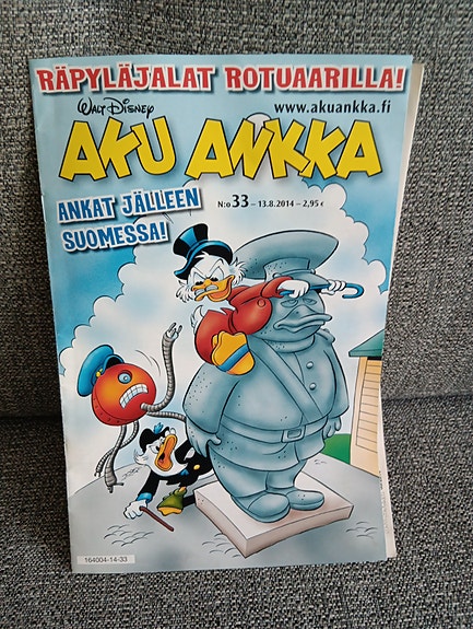 Aku Ankka lehti nro 33/2014. Räpyläjalat Rotuaarilla.