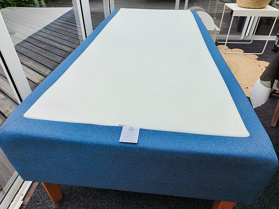 Jensen Opal runkopatja 90x200 cm (fast) Tempsmart petauspatjalla.