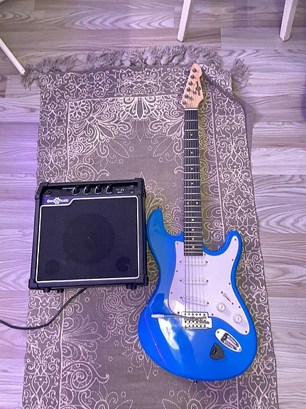 Gear4Music sähkökitarasetti vahvistimella