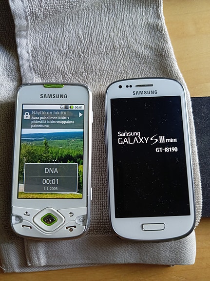 Samsung Galaxy Spica ja Galaxy S III mini älypuhelimet