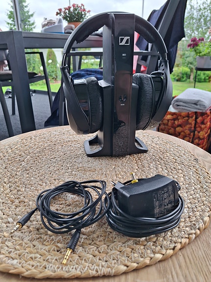 Sennheiser HDR 165 langattomat kuulokkeet telakalla